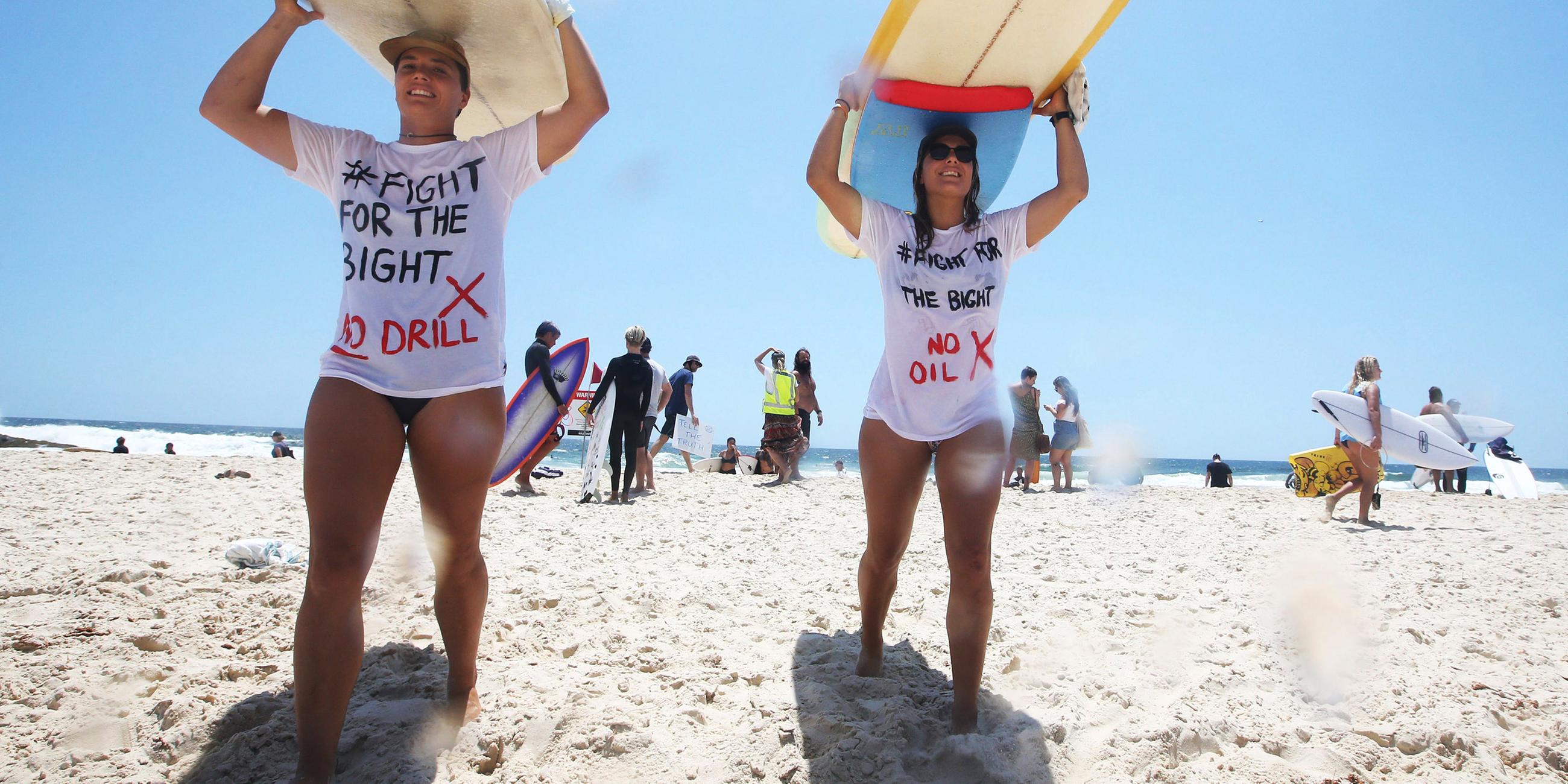 Umweltaktion am Bondi Beach - Aktivisten mit Surfbrettern