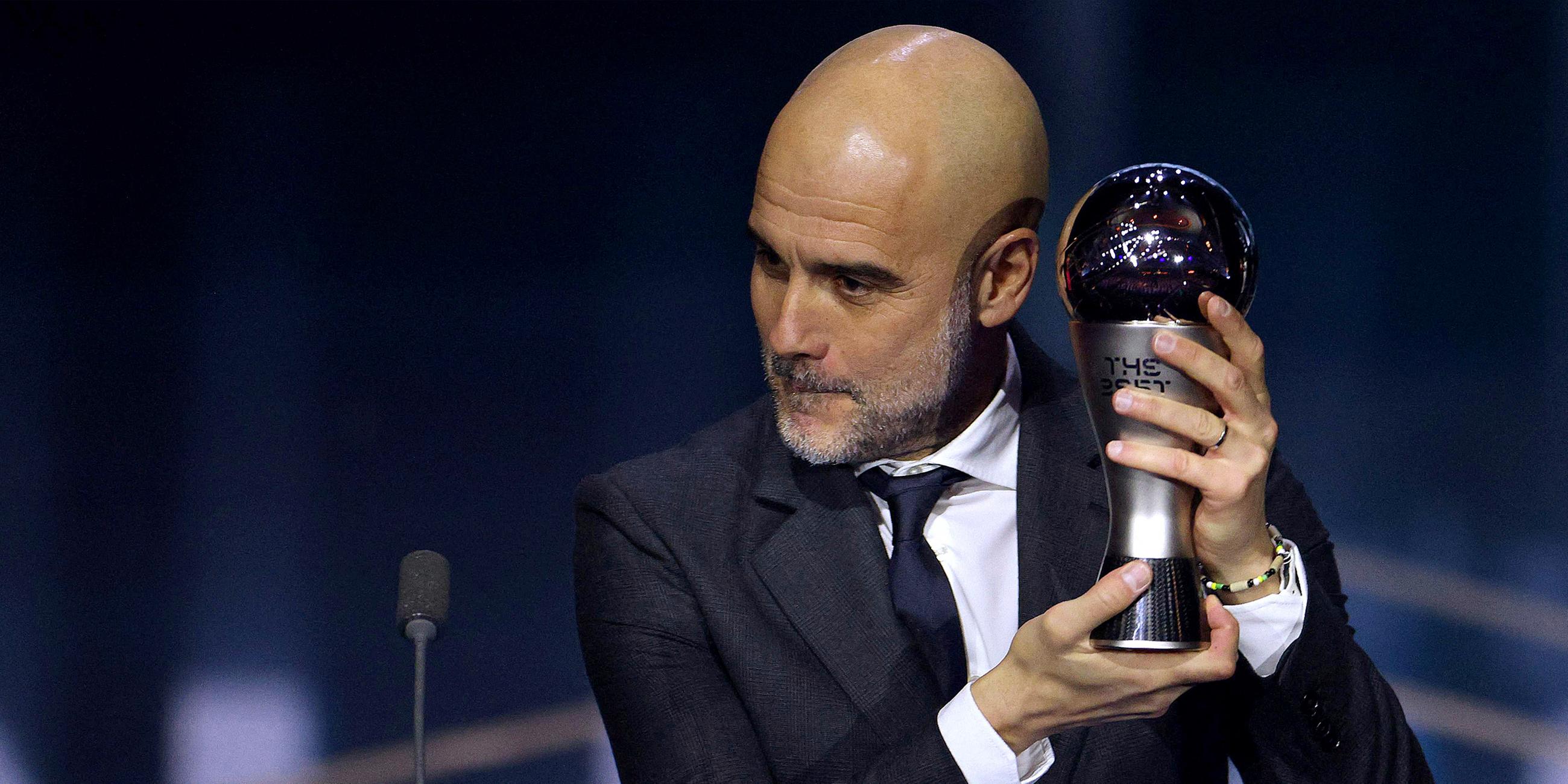 Pep Guardiola, Trainer von Manchester City, erhält bei der Verleihung der Best FIFA Football Awards 2023 am 15. Januar 2024 in London die Auszeichnung "Bester FIFA Männertrainer".