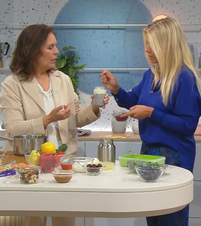 Brigitte Bäuerlein und Nadine Krüger befüllen ein Glas