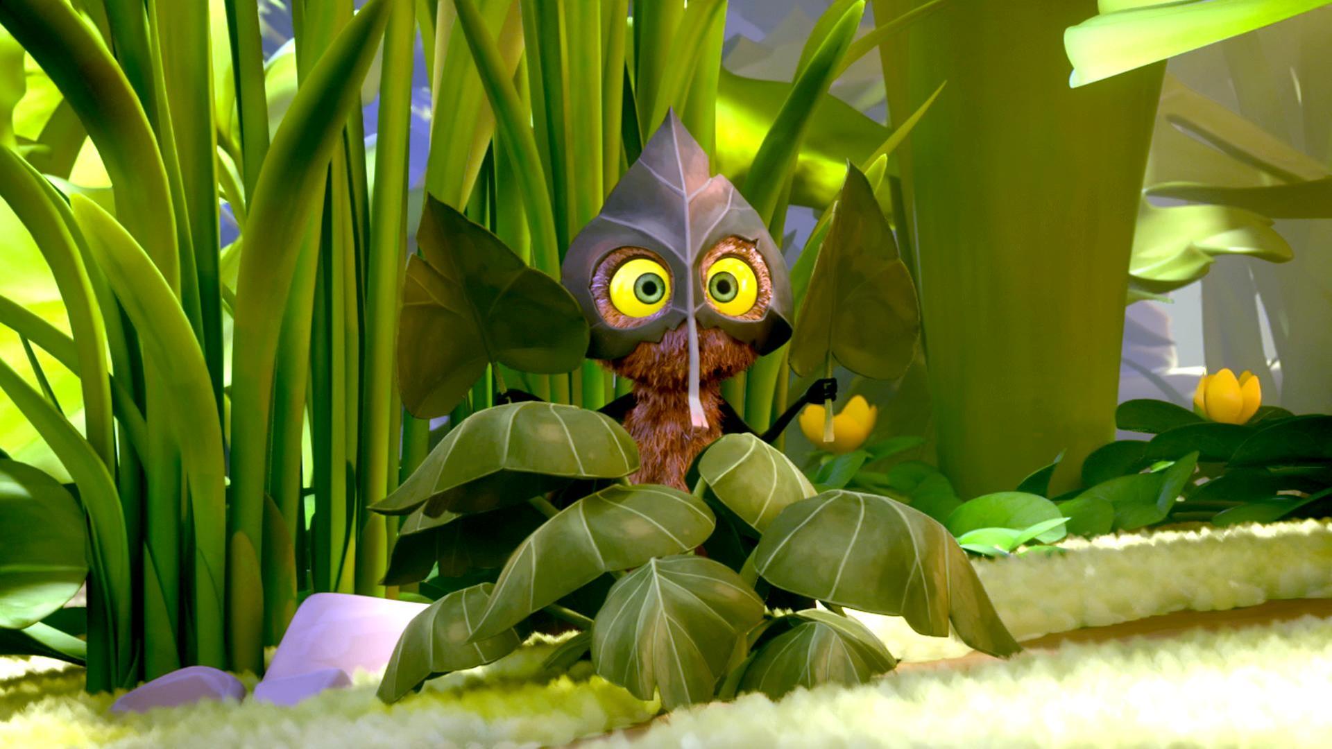 Incognito versteckt sich in einem Blätterhaufen, aber er ist trotzdem gut zu sehen. In den Händen hält er jeweils ein Blatt.