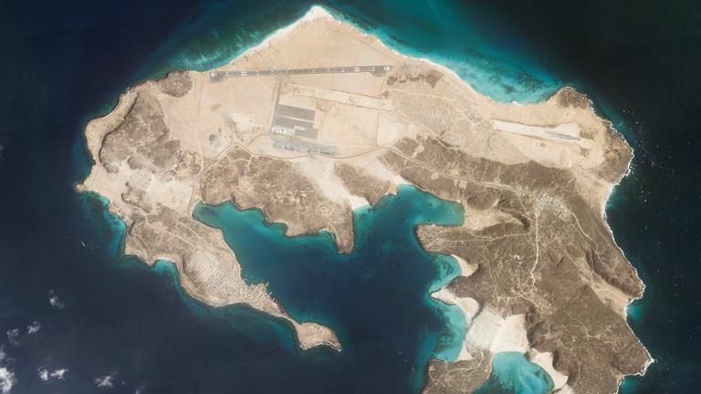  Dieses Satellitenfoto von Planet Labs PBC via AP zeigt eine Landebahn auf der Insel Majun, auch bekannt als Perim Island, in der Straße von Bab al-Mandab vor Jemen.