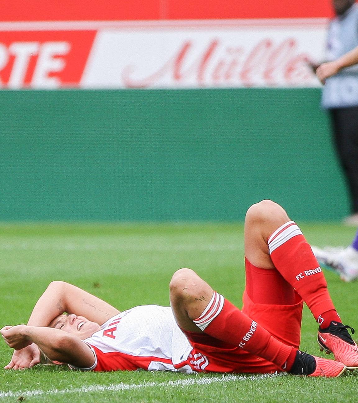 Münchens Pernille Harder verletzt sich beim Spiel gegen SGS Essen am 08.10.2023.