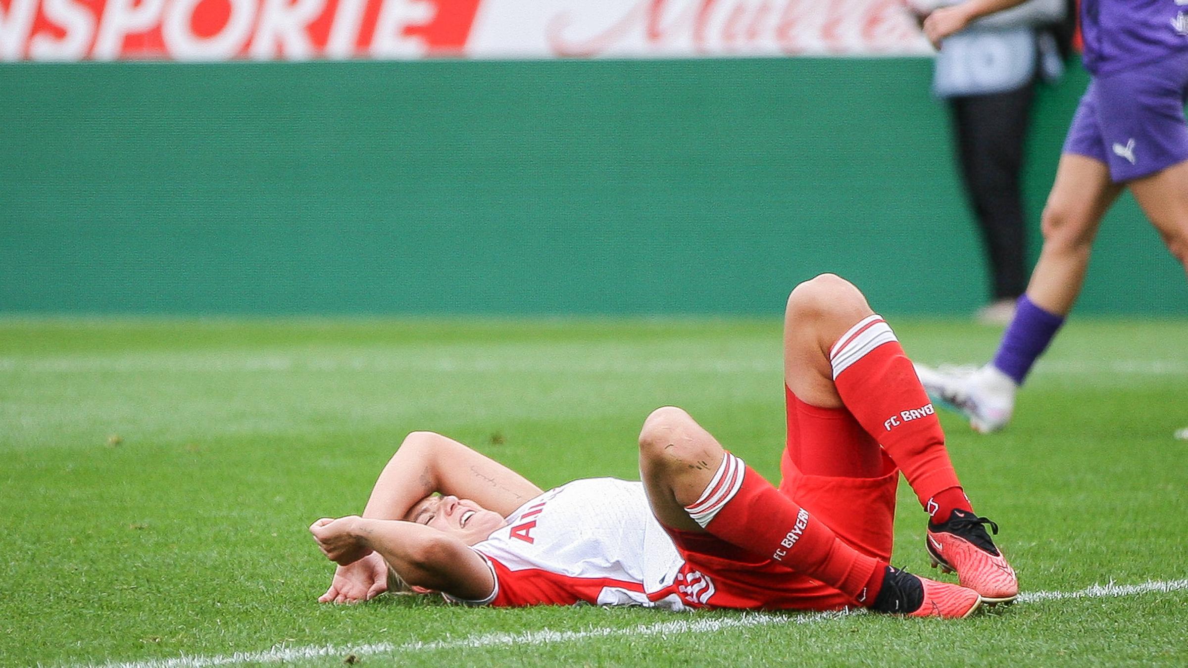 Münchens Pernille Harder verletzt sich beim Spiel gegen SGS Essen am 08.10.2023.