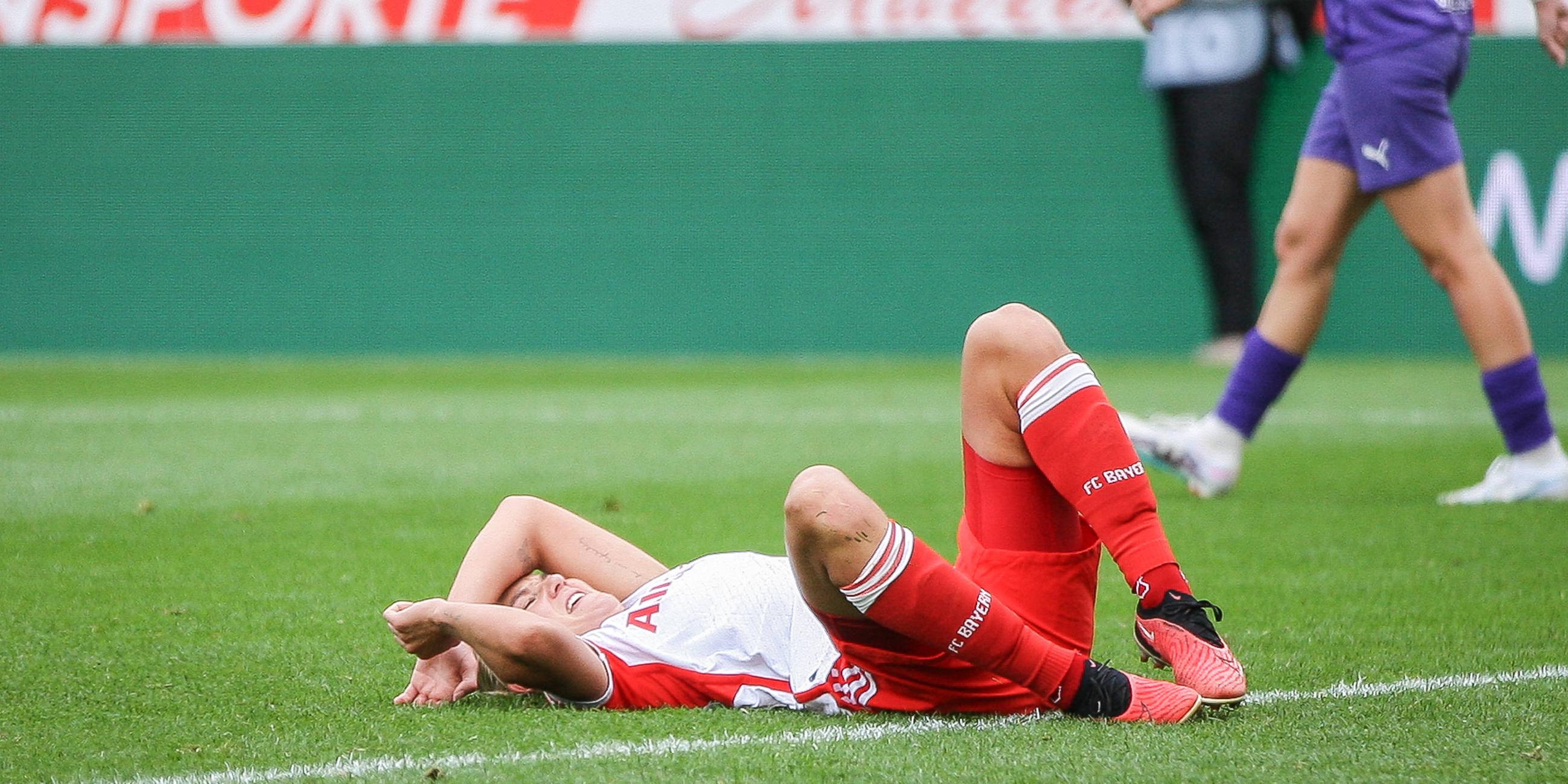 Münchens Pernille Harder verletzt sich beim Spiel gegen SGS Essen am 08.10.2023.
