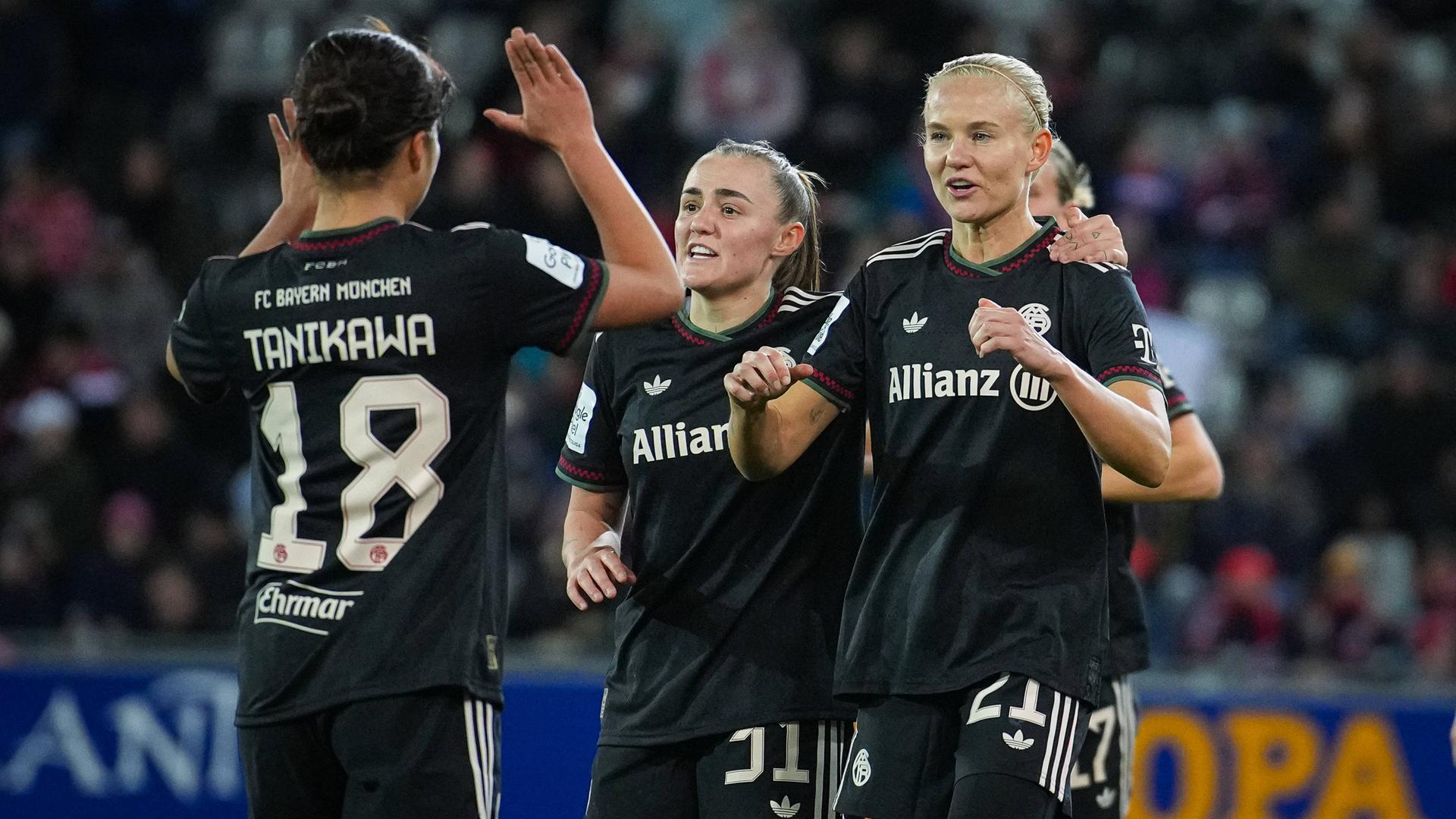 Die bayerische Stürmerin Pernille Harder jubelt gemeinsam mit ihren Teamkolleginnen nach ihrem Treffer zum 1:2 gegen den SC Freiburg 