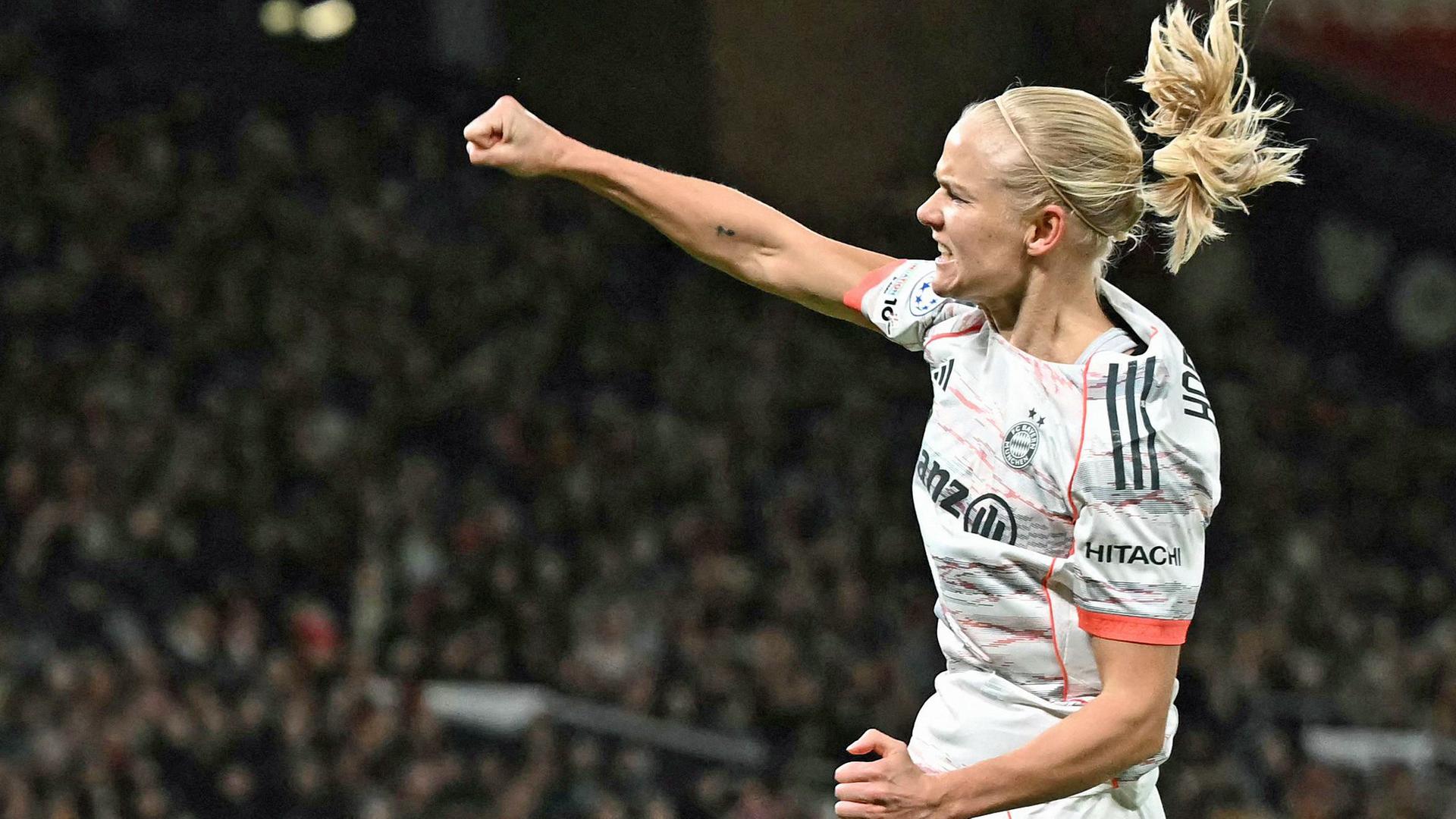 Pernille Harder jubelt über ein Tor mit ausgestrecktem Arm und wehendem Zopf.