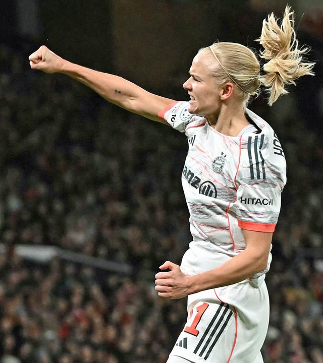 Pernille Harder jubelt über ein Tor mit ausgestrecktem Arm und wehendem Zopf.