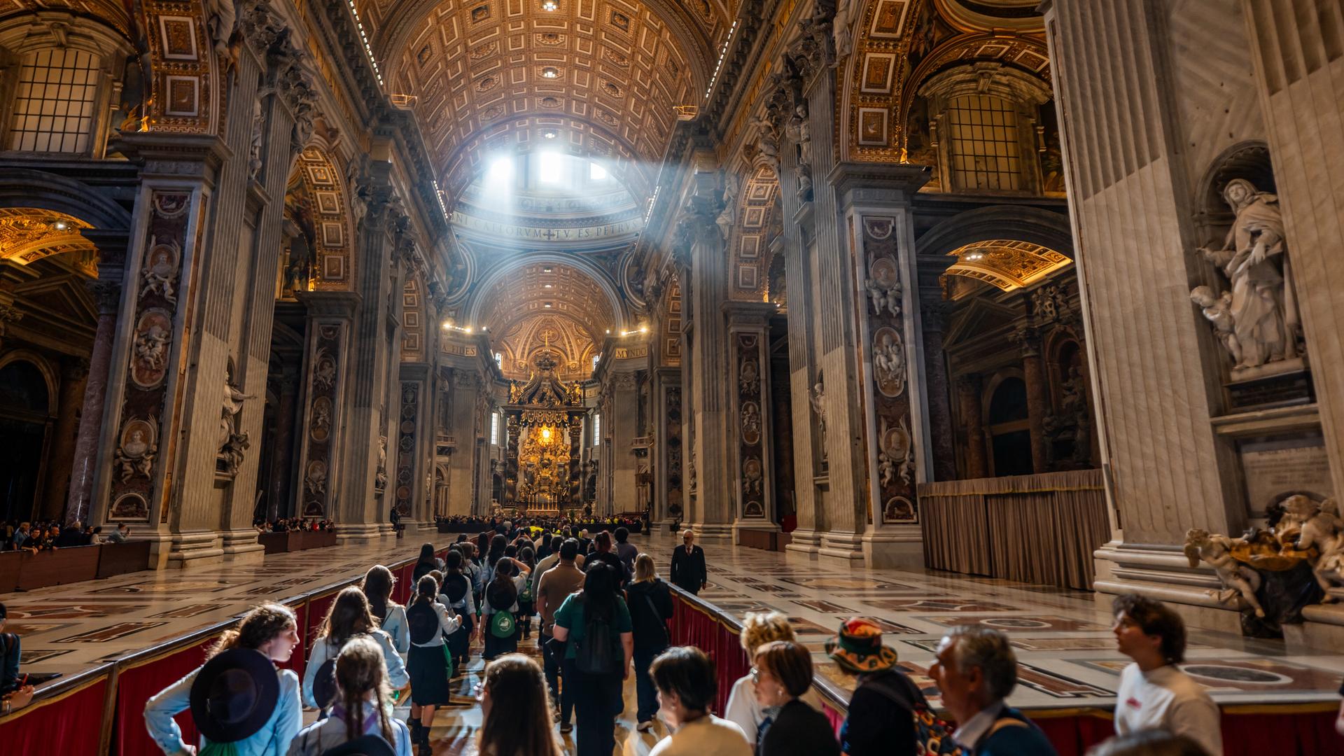  Vatikan, Vatikanstadt: Letzte Gläubige und Besucher gehen am Peterdom an, zum Sarg um Abschied von Papst Franziskus zu nehmen, am Abend wird der Petersdom geschlossen und der Sarg endgültig versiegelt.