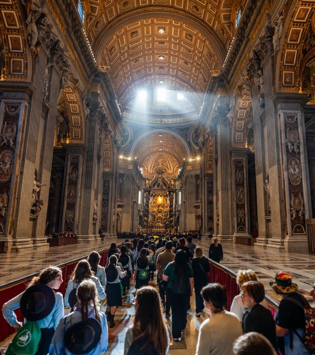  Vatikan, Vatikanstadt: Letzte Gläubige und Besucher gehen am Peterdom an, zum Sarg um Abschied von Papst Franziskus zu nehmen, am Abend wird der Petersdom geschlossen und der Sarg endgültig versiegelt.