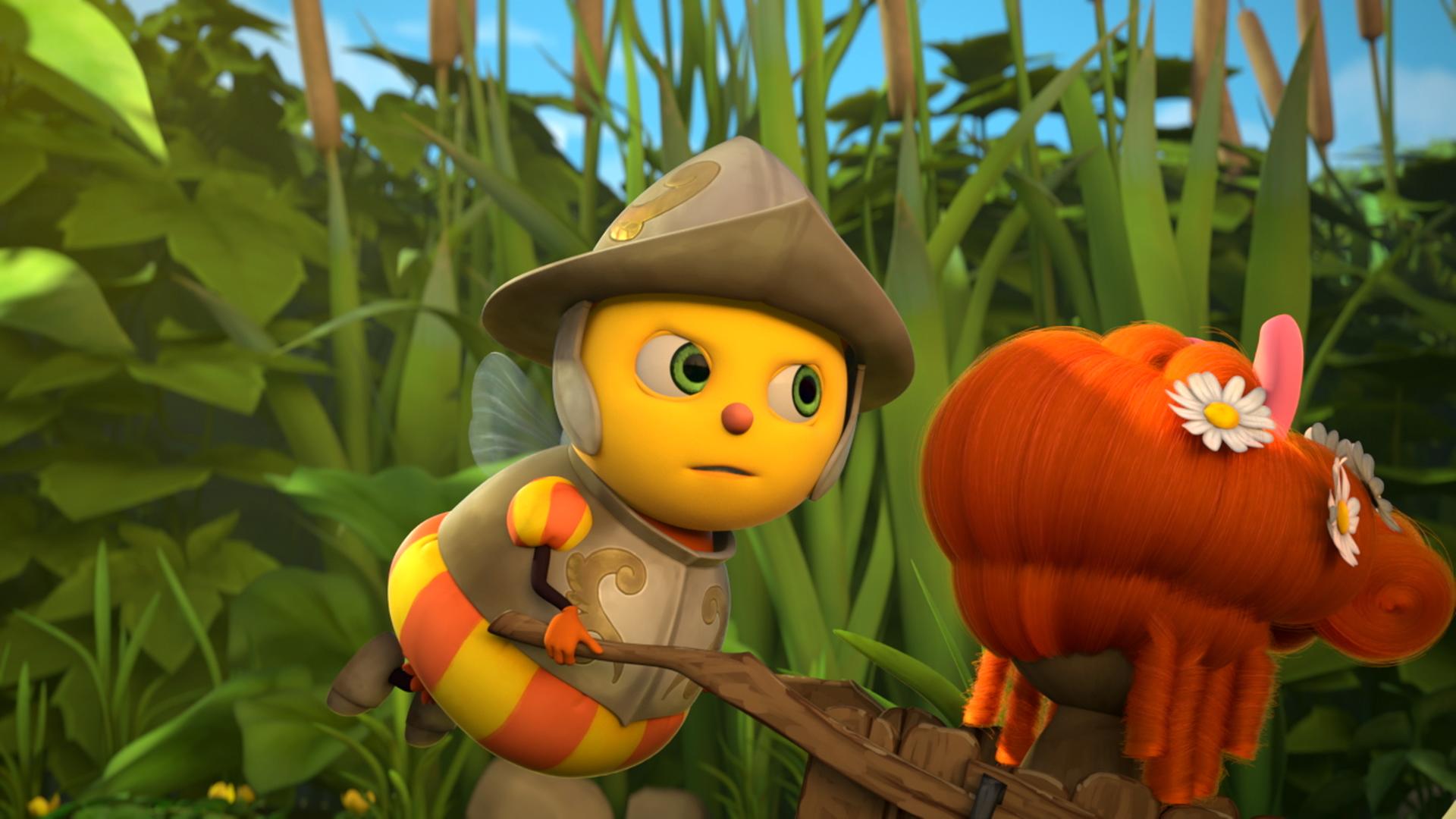 Wächterbiene Brennnessel schiebt eine Schubkarre, auf der eine rote Perücke liegt.