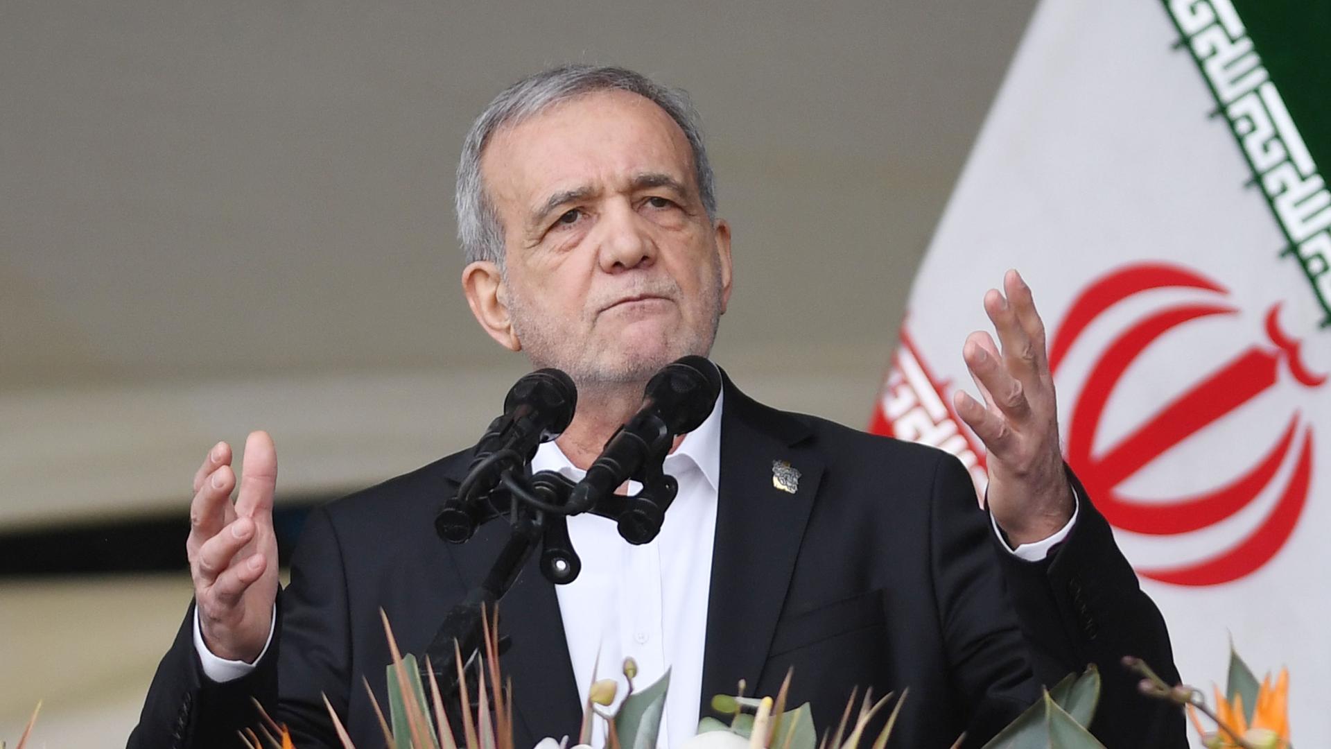 Dieses Archivfoto zeigt den iranischen Präsidenten Massud Peseschkian bei einer Rede in Teheran, Iran.