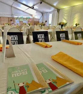 Eine gedeckte Feststafel in Tel Aviv zum Pessach-Fest.