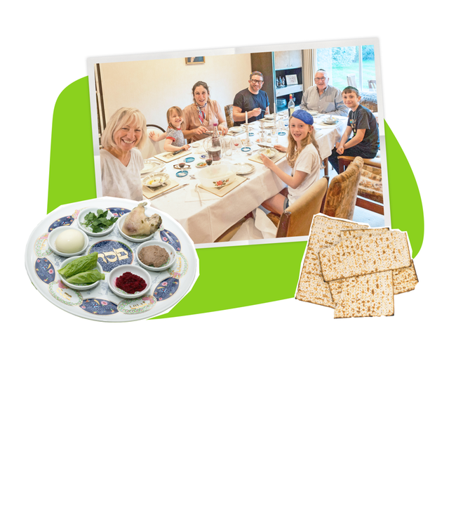 Eine jüdische Familie feiert an einem gedeckten Tisch das Pessachfest.