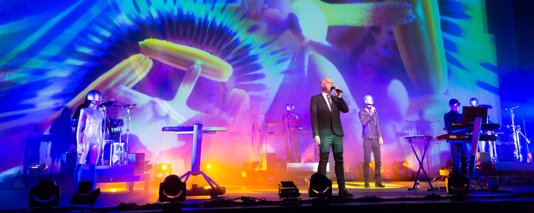 Die Pet Shop Boys auf ihrer bunt beleuchteten Bühne.