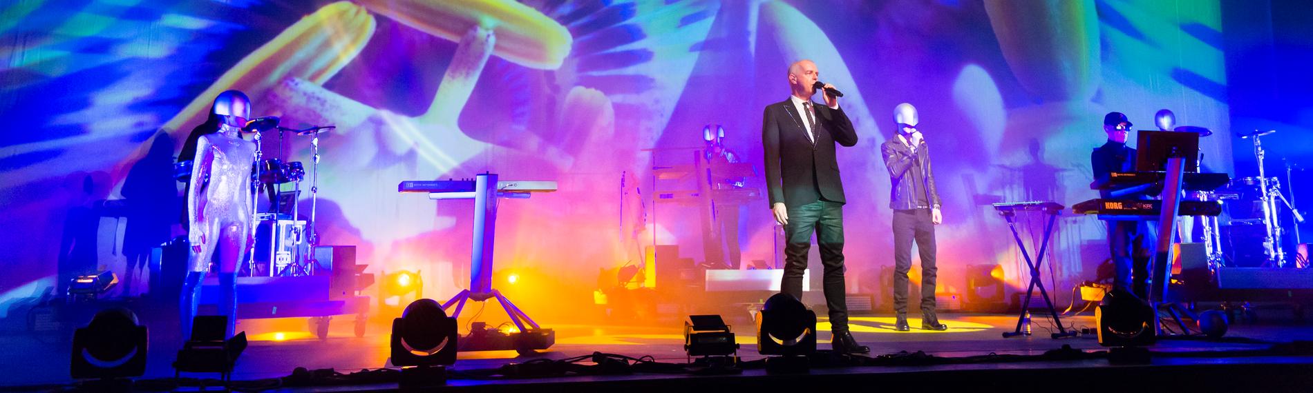 Die Pet Shop Boys auf ihrer bunt beleuchteten Bühne.