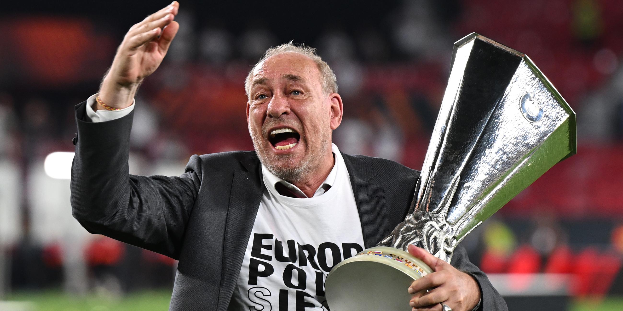Frankfurts Präsident Peter Fischer feiert 2022 mit der Europa-League-Trophäe.