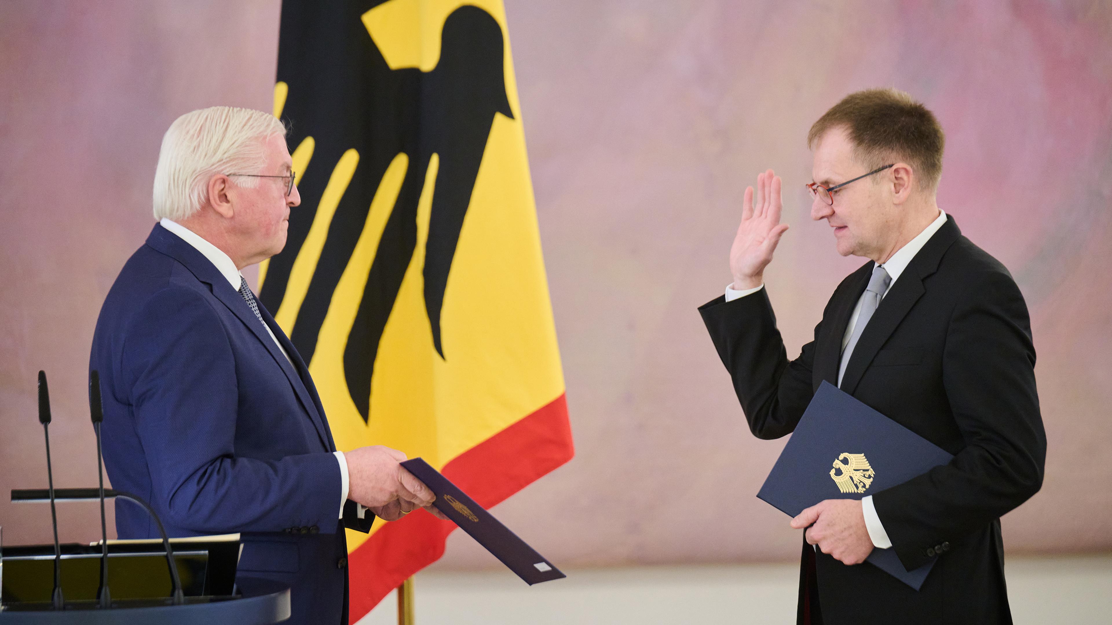 Bundespräsident Steinmeier vereidigt Frank zum neuen Verfassungsrichter im Schloss Bellevue.