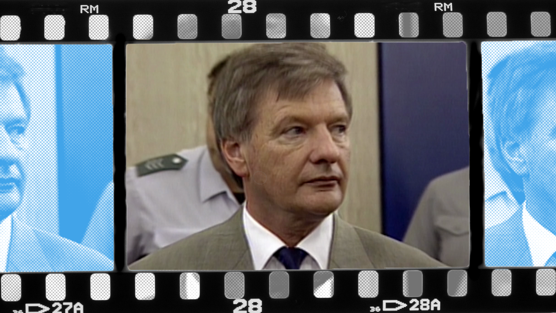 Portrait von Peter Graf im Gerichtssaal. Justizbeamte und Anwälte im Hintergrund.