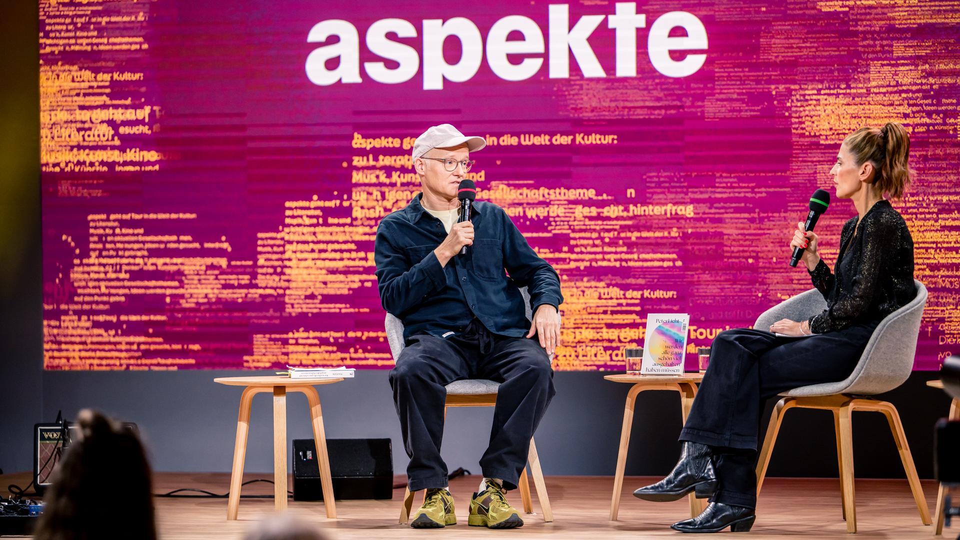 Autor und Musiker Peter Licht und aspekte-Moderatorin Katty Salié auf der Literaturbühne der Buchmesse Frankfurt 2025