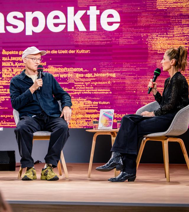 Autor und Musiker Peter Licht und aspekte-Moderatorin Katty Salié auf der Literaturbühne der Buchmesse Frankfurt 2025