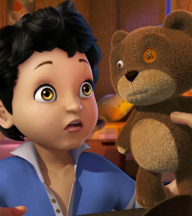 Michael wird sein Teddybär Nono gereicht.