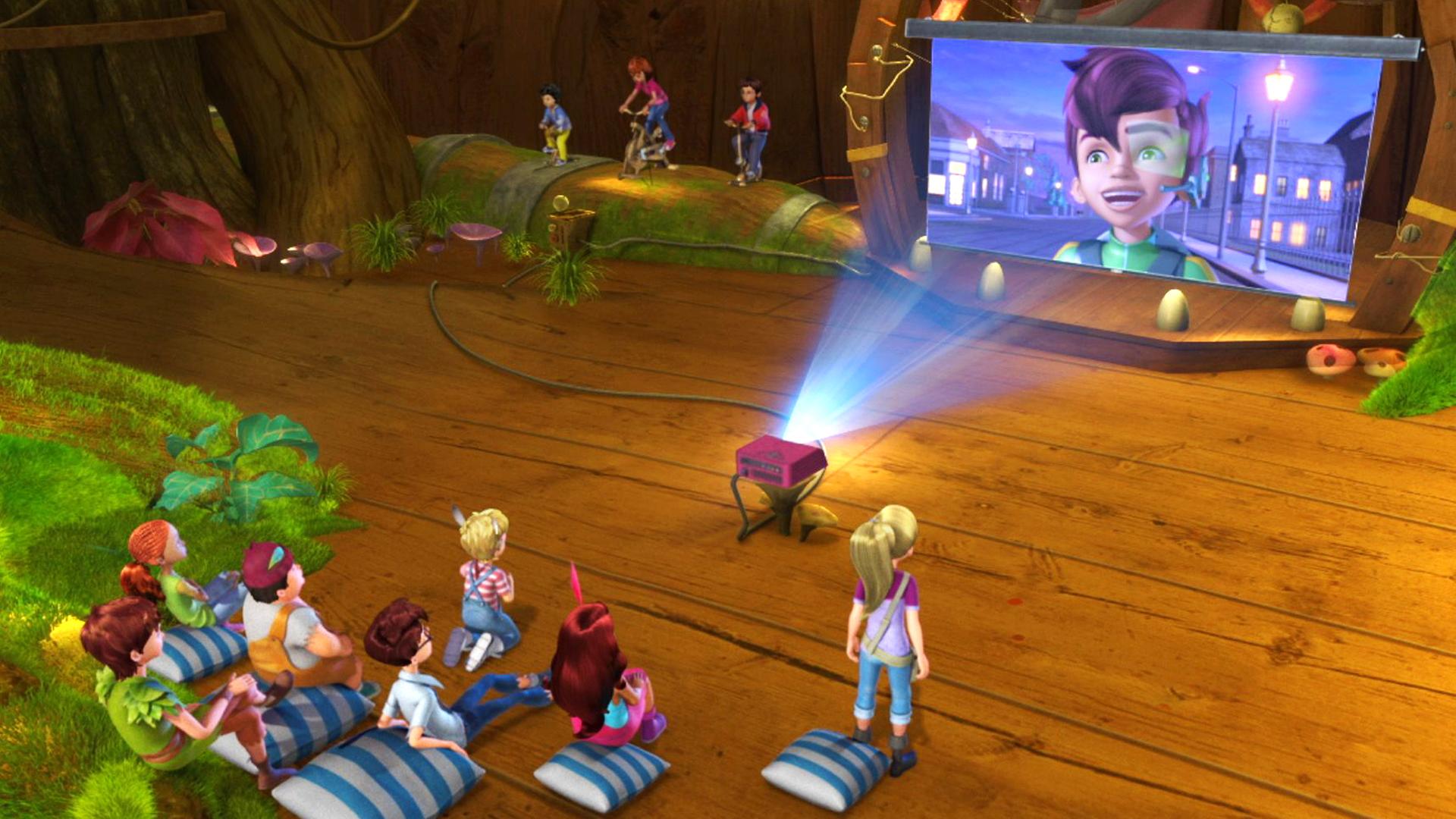 Die Kinder sitzen vor der Leinwand beim Kinoabend, während drei andere Kinder auf Fahrrädern für den Strom strampeln müssen. Auf der Leinwand ist Peter Pan zu sehen.