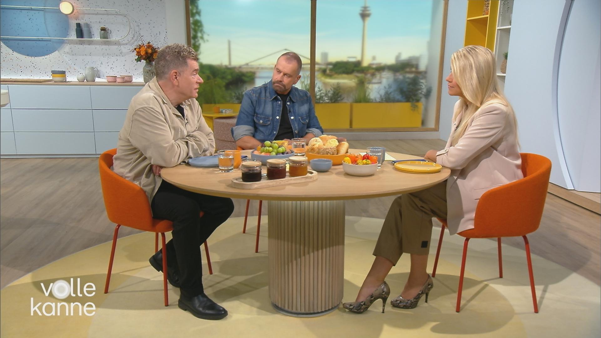 Musikproduzenten Peter Plate und Ulf Leo Sommer sitzen mit Nadine Krüger am Volle-Kanne-Frühstückstisch.