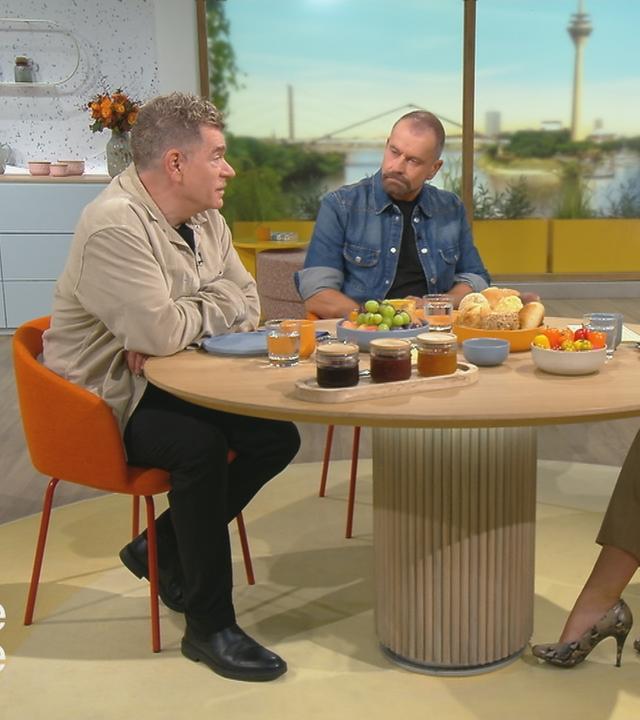 Musikproduzenten Peter Plate und Ulf Leo Sommer sitzen mit Nadine Krüger am Volle-Kanne-Frühstückstisch.