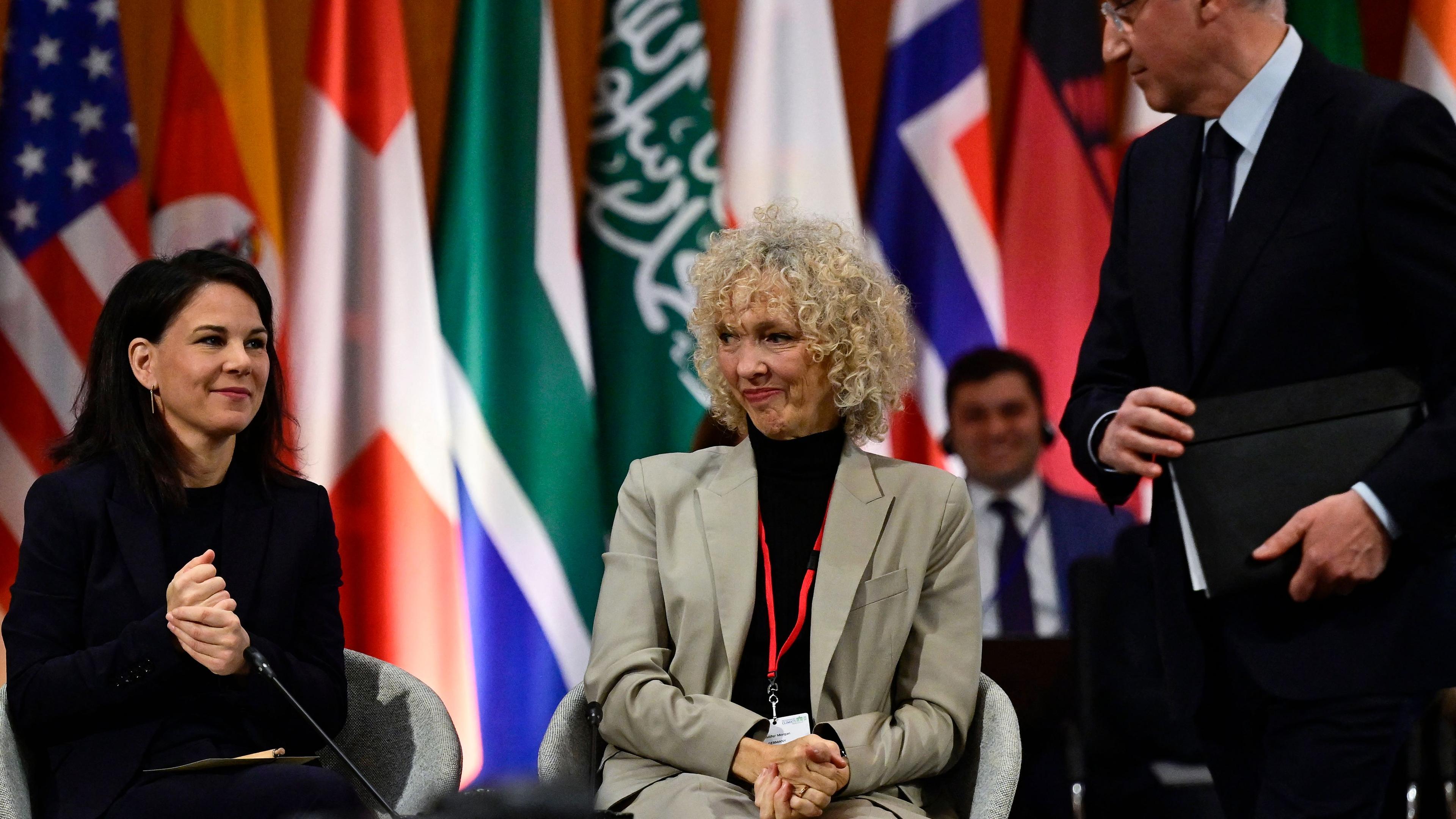 Außenministerin Baerbock mit ihrer Staatssekretärin Morgen und dem aserbaidschanischen Minister Babayev auf dem Petersberger Klimadialog. 