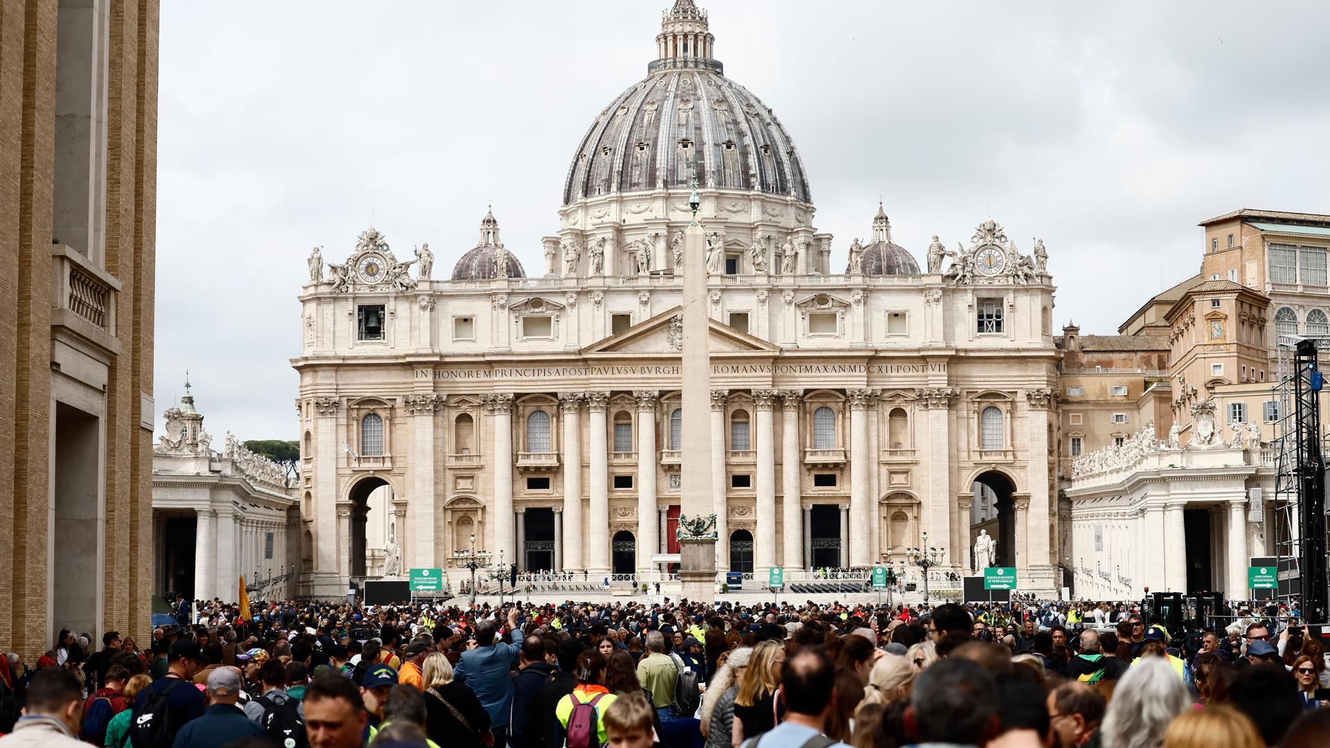 Reihe der Gläubigen von der Via della Conciliazione, um dem Sarg von Papst Franziskus im Petersdom die letzte Ehre zu erweisen, Vatikanstadt – Italien, Donnerstag, 24. April 2025