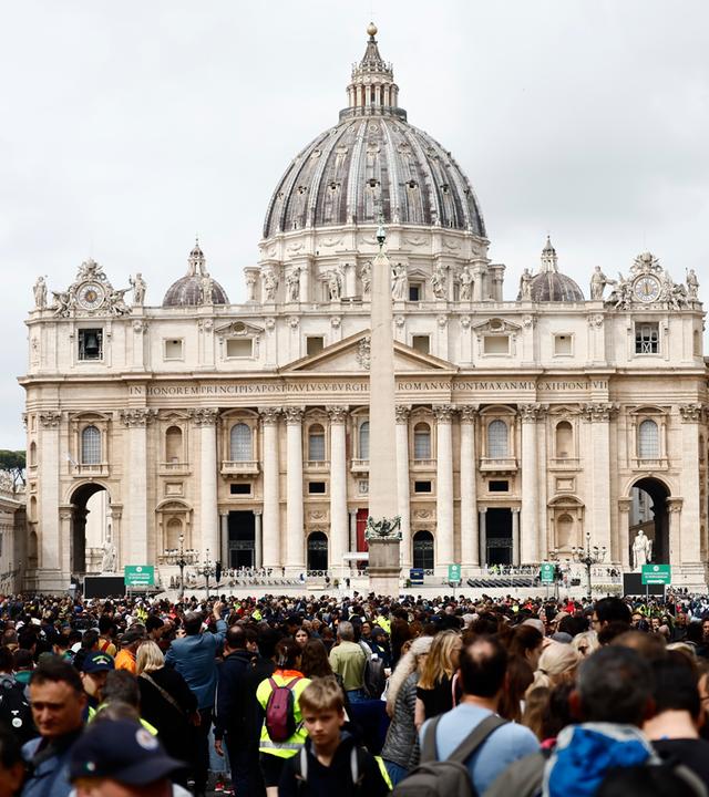 Reihe der Gläubigen von der Via della Conciliazione, um dem Sarg von Papst Franziskus im Petersdom die letzte Ehre zu erweisen, Vatikanstadt – Italien, Donnerstag, 24. April 2025
