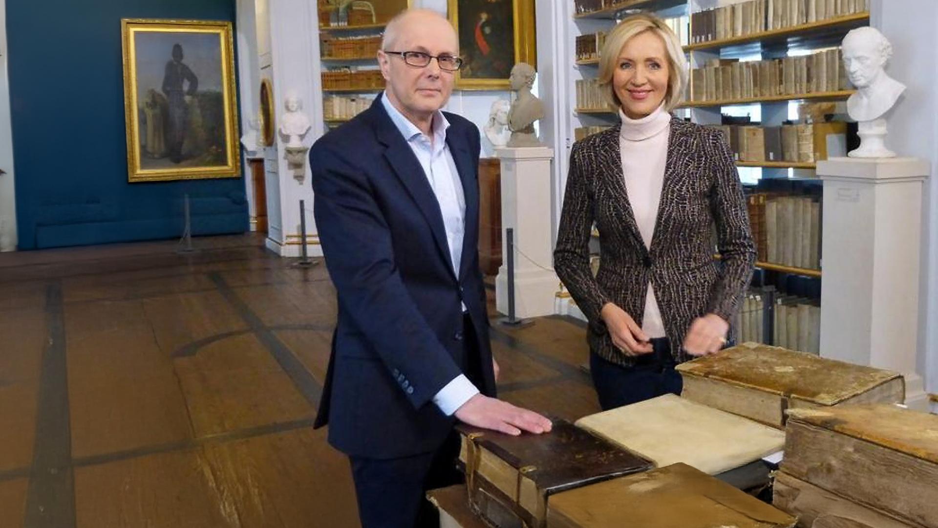 Petra Gerster mit Michael Knoche, dem Direktor der Anna-Amalia-Bibliothek