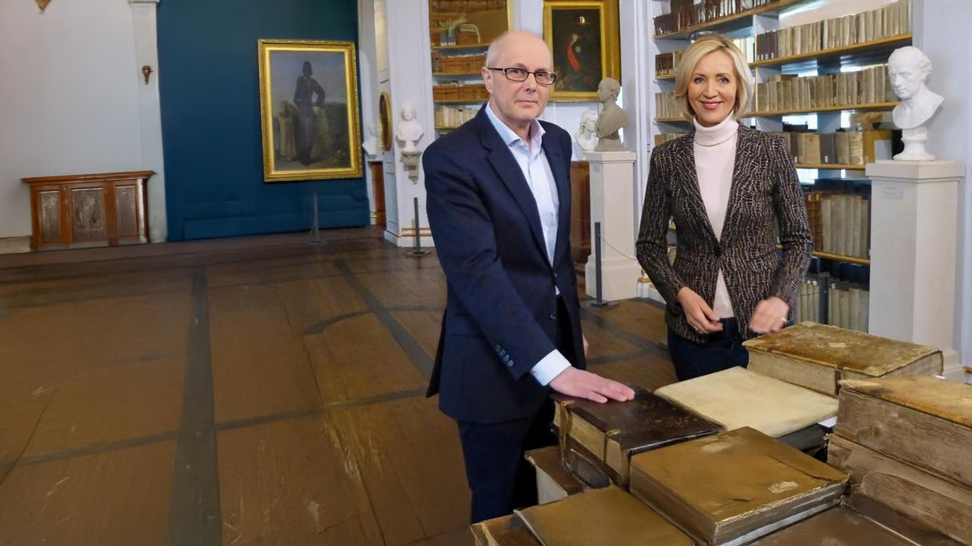 Petra Gerster mit Michael Knoche, dem Direktor der Anna-Amalia-Bibliothek