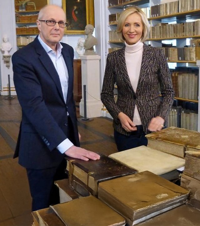 Petra Gerster mit Michael Knoche, dem Direktor der Anna-Amalia-Bibliothek