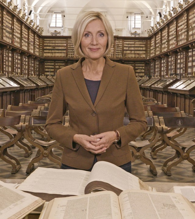 Petra Gerster in der Biblioteca Casanatense in Rom mit einer Auswahl jahrhundertealter Bibeln.