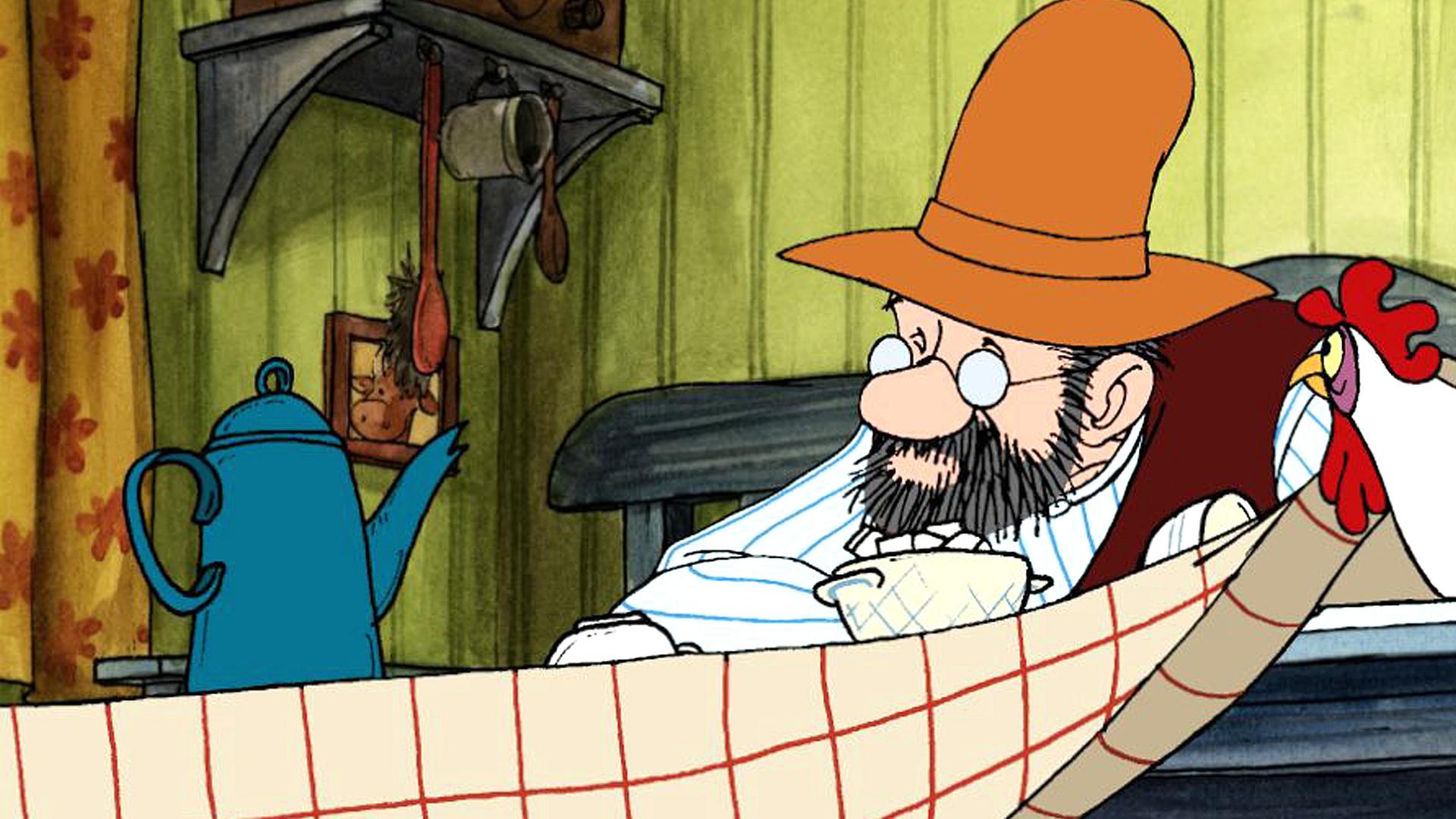 Pettersson sitzt deprimiert am Esstisch in der Küche. Ein Huhn, das unter der Tischdecke sitzt, schaut ihn an.