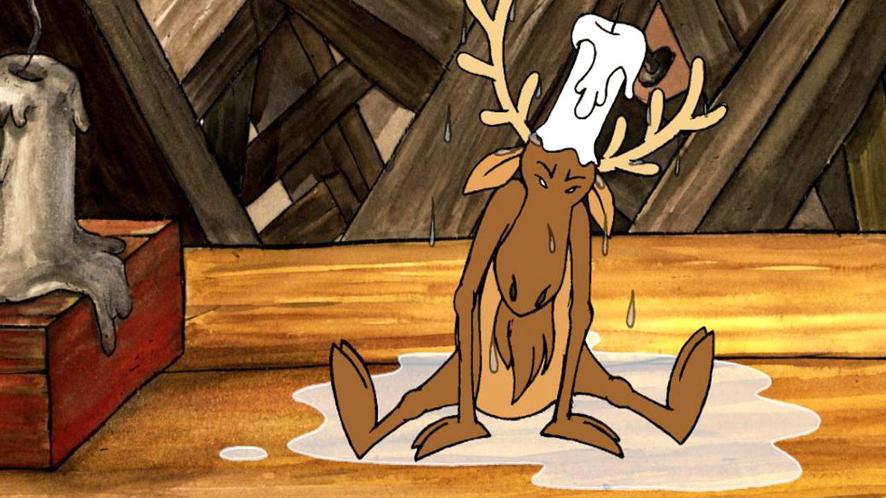 Ein Elch trägt eine Kerze auf seinem Kopf.