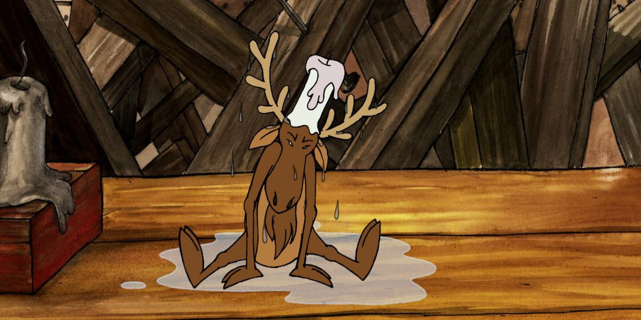 Ein Elch trägt eine Kerze auf seinem Kopf und sitzt beleidigt in einer Pfütze.