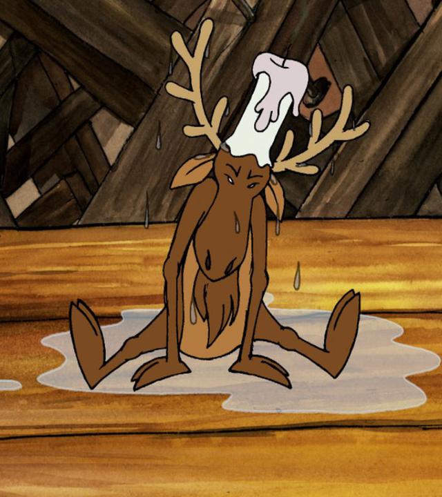 Ein Elch trägt eine Kerze auf seinem Kopf und sitzt beleidigt in einer Pfütze.