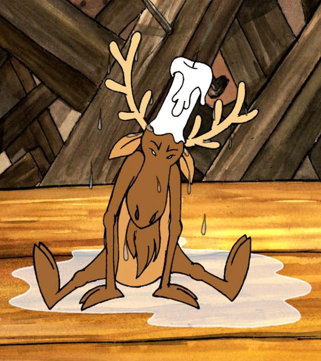 Ein Elch trägt eine Kerze auf seinem Kopf und sitzt beleidigt in einer Pfütze.