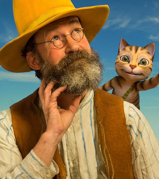 Vor dem blauen Himmel steht Pettersson (Ulrich Noethen), der nach oben schaut und sich mit der rechten Hand am Bart krault. Etwas hinter ihm, ins Bild winkend und mit keckem Gesichtsausdruck, ist Findus zu sehen.