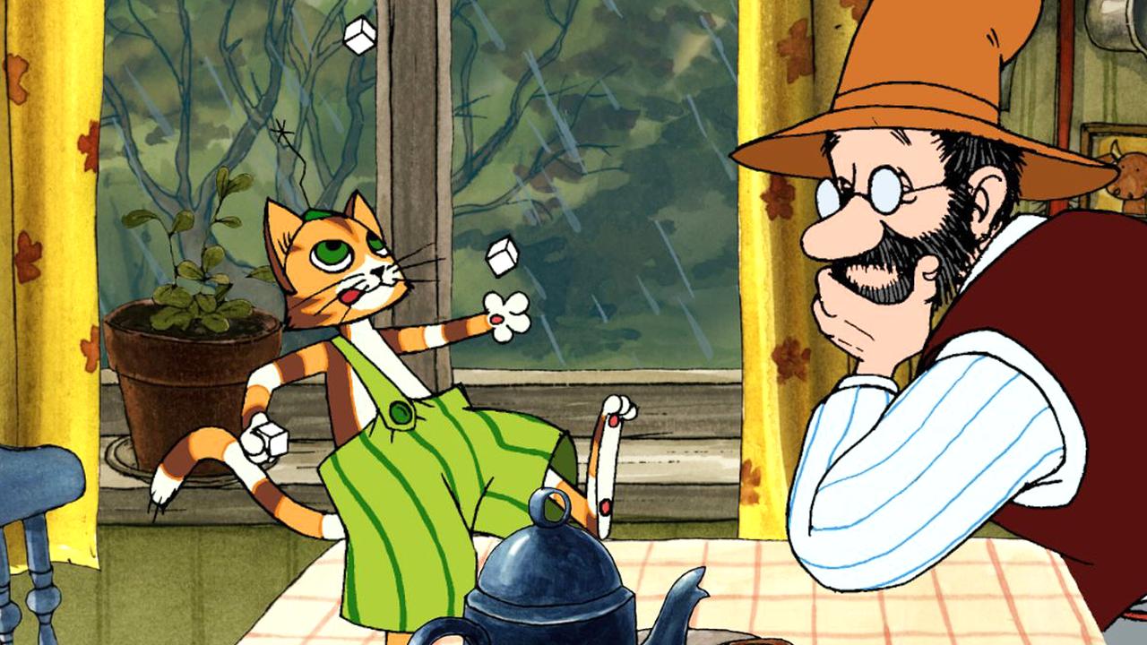 Findus springt auf dem Küchentisch herum und jongliert mit Zuckerwürfeln, Pettersson hört ihm zu.