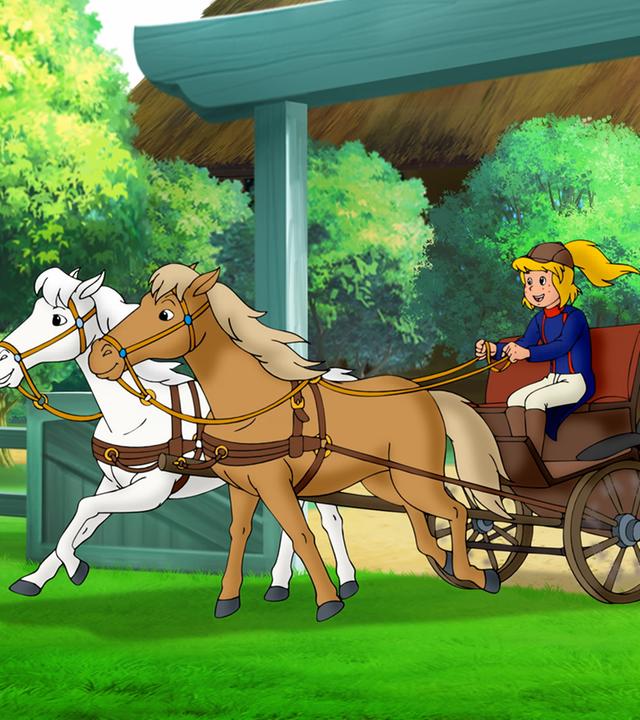 Bibi startet mit der Kutsche und zwei Pferden. Sie sitzt vorne und lenkt die Pferde, Mia sitzt hinten.