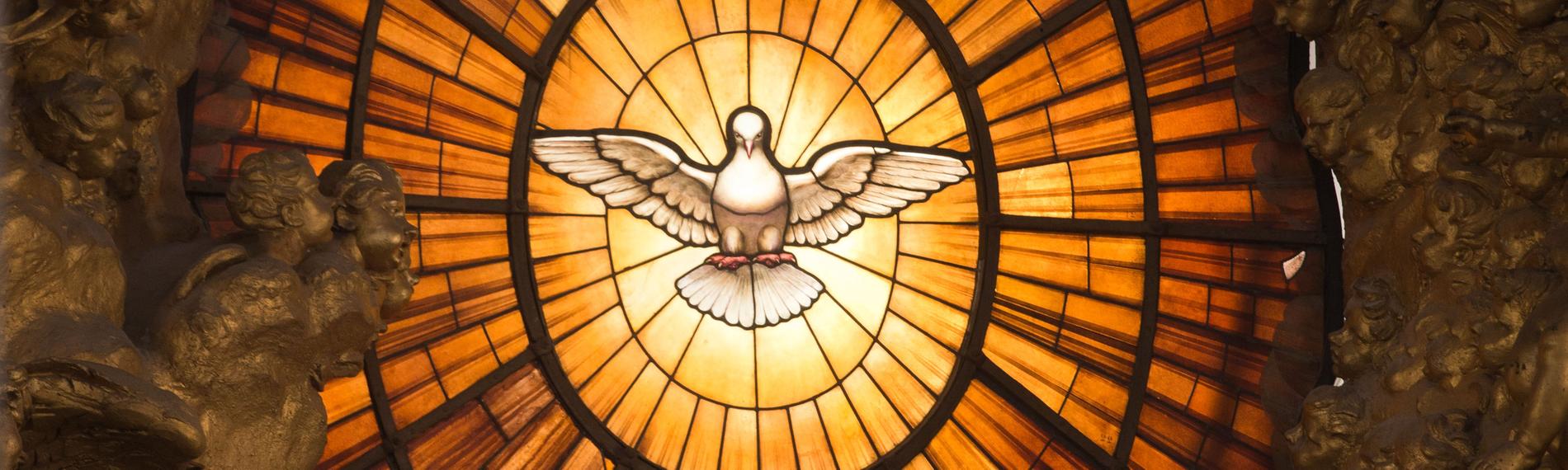 Ein Kirchenfenster mit einer Darstellung des Heiligen Geistes in Form einer Taube im Petersdom im Vatikan. Der Heilige Geist wird oft als Taube dargestellt.