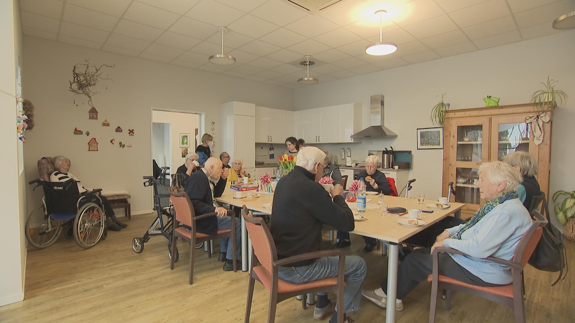 Auf dem Bild ist der Essbereich eines Pflegeheims zu sehen, in dem die Bewohner sich zum Kaffee und Kuchen treffen.