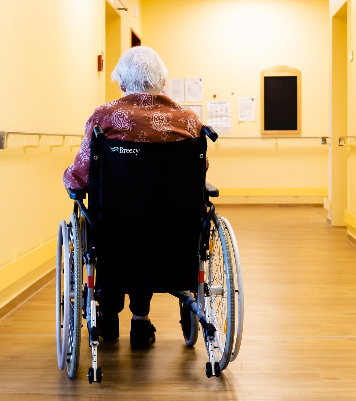 Eine Bewohnerin der Pflegestation sitzt in ihrem Rollstuhl (Archivbild)