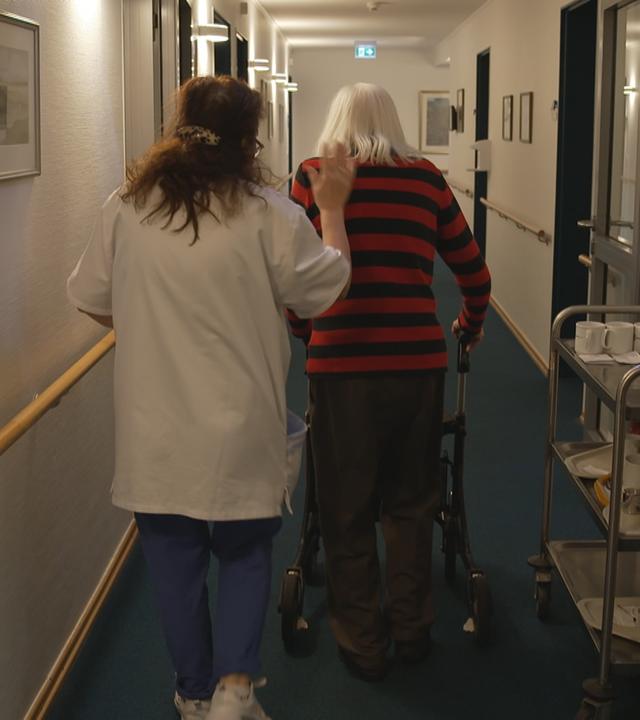Pflegekraft-auf-Flur-im-Pflegeheim