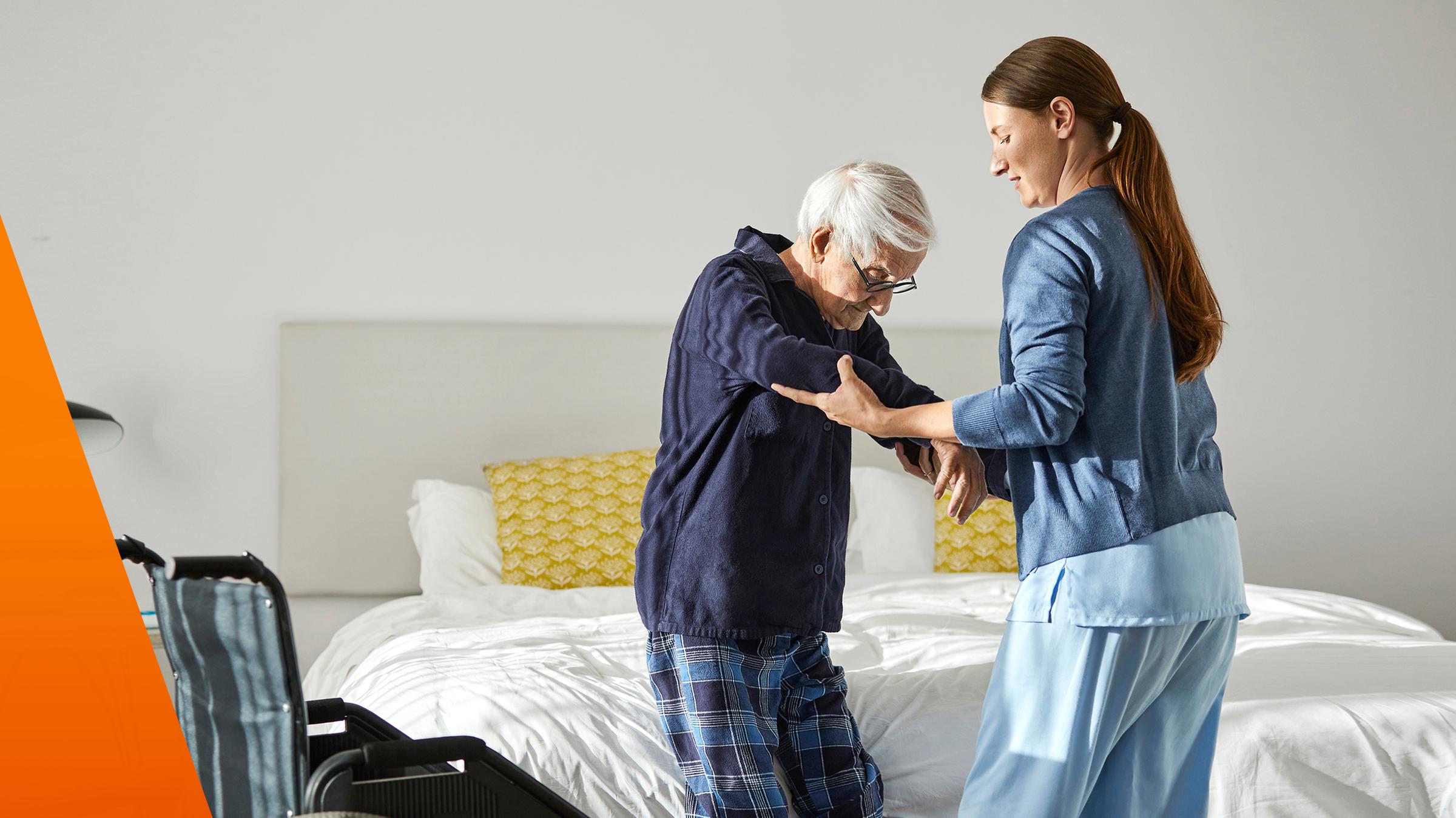 Pflegezusatzversicherung: Junge Frau hilft einer älteren Frau zum Aufstehen