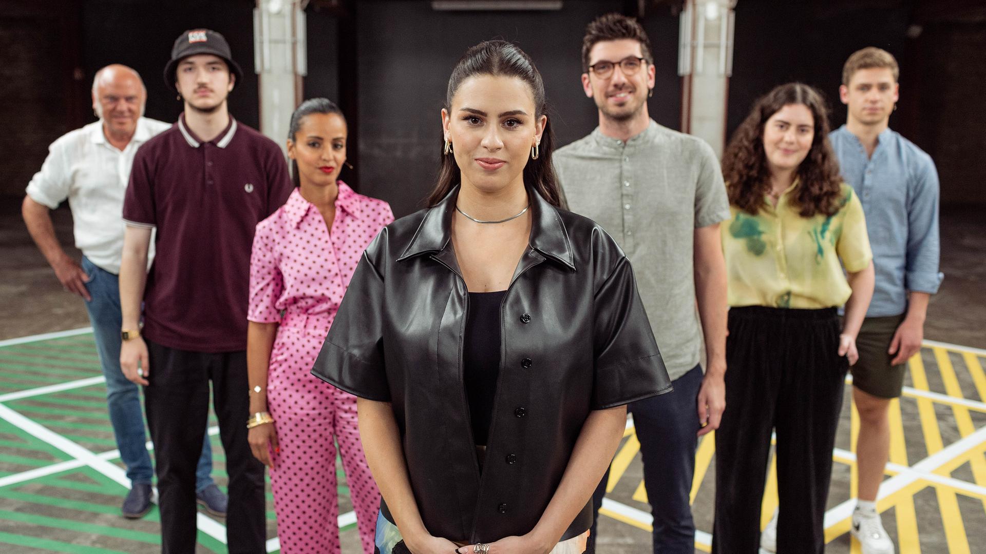 Salwa Houmsi mit Gästen