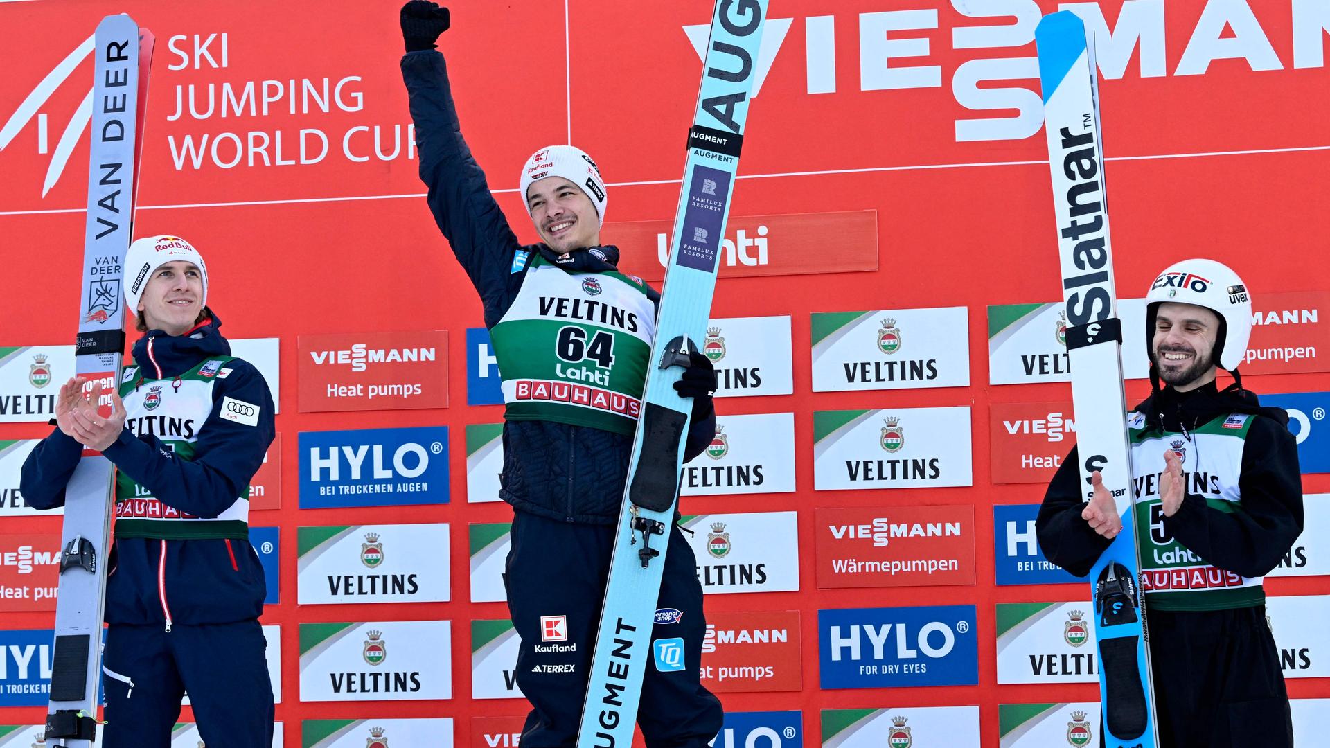 Siegerehrung in Lahti mit Daniel Tschofenig, Philipp Raimund, der die Faust ballt, und Vladimir Zografski (von links)